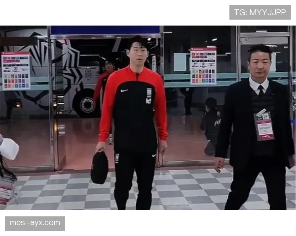 孙兴慜机场拎两只名牌包，我的三个月工资可能躲在其中一只