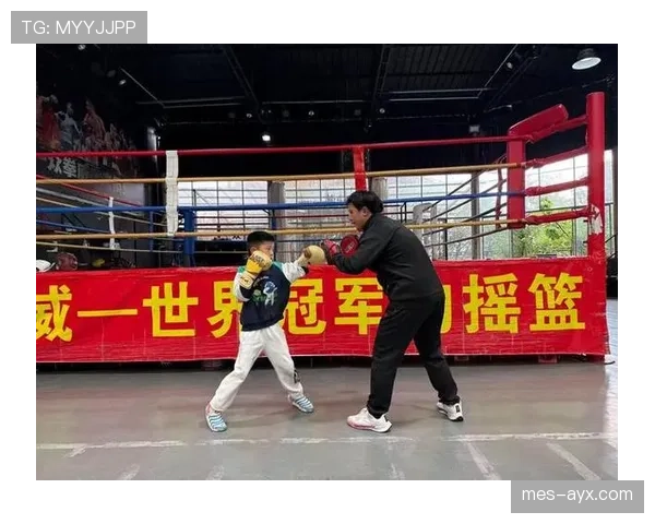 熊朝忠这人，拳台上像钢板，私生活像上锁的保险箱——越看越想拆